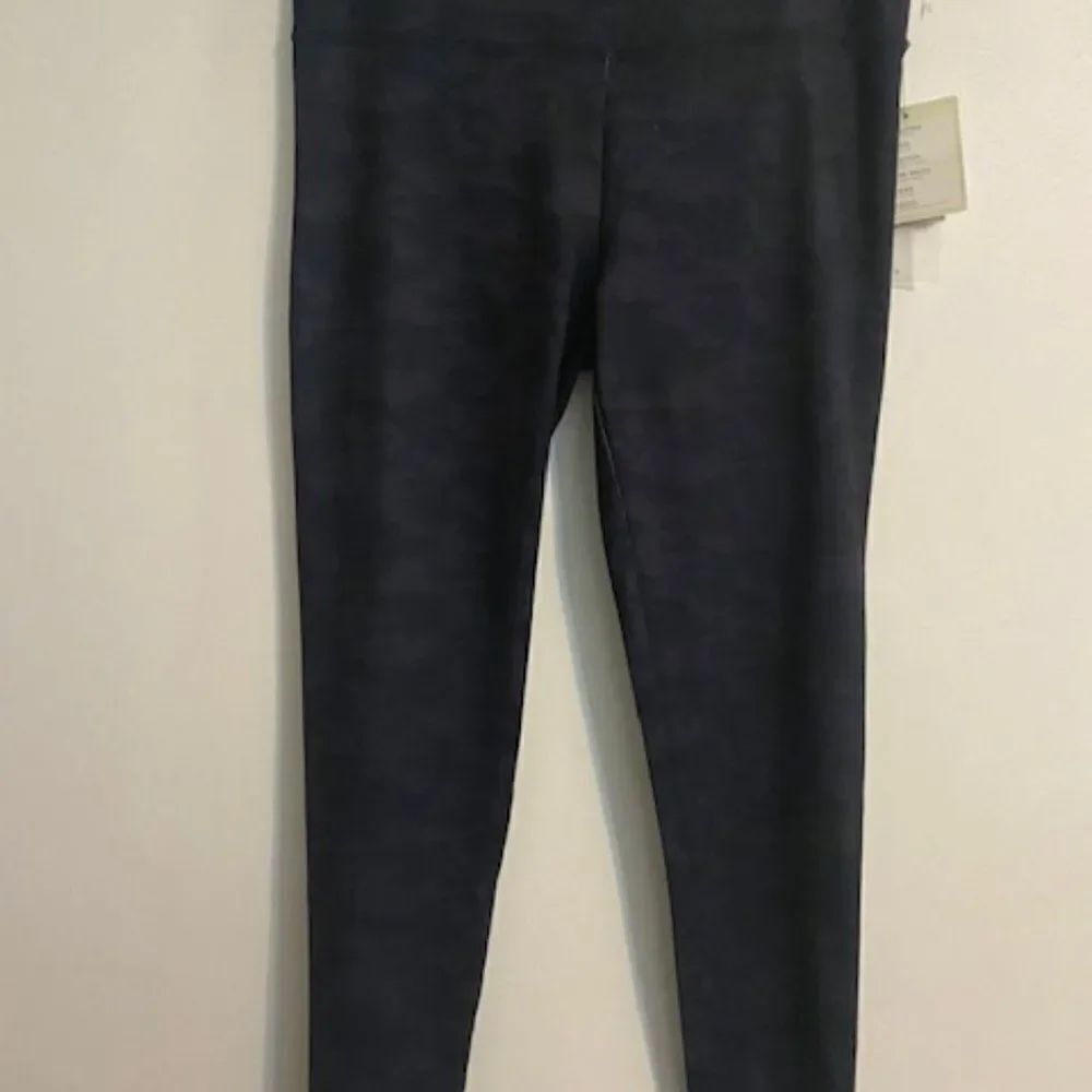 Threads 4 Thought Black Camouflage Leggings, size XL